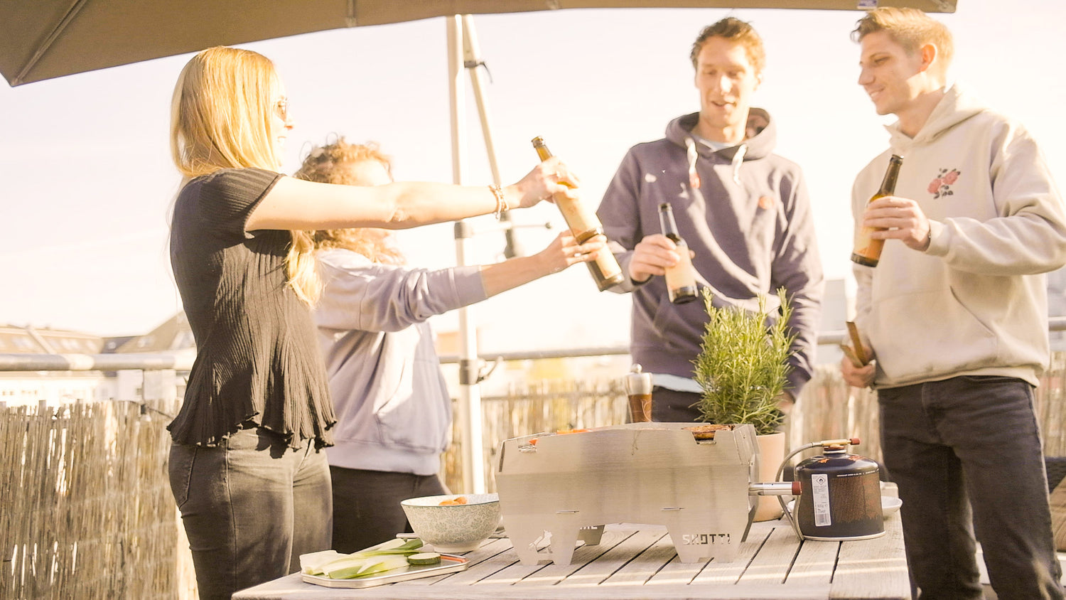 Grillen auf dem Balkon mit Freunden, kaltem Bier und dem Skotti Grill