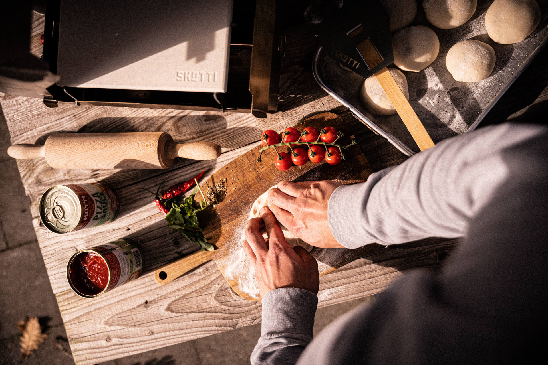 Bester Pizzateig für den Pizzastein im Gasgrill – SKOTTI Deutschland Bester Pizzateig für den Pizzastein im Gasgrill – SKOTTI Deutschland