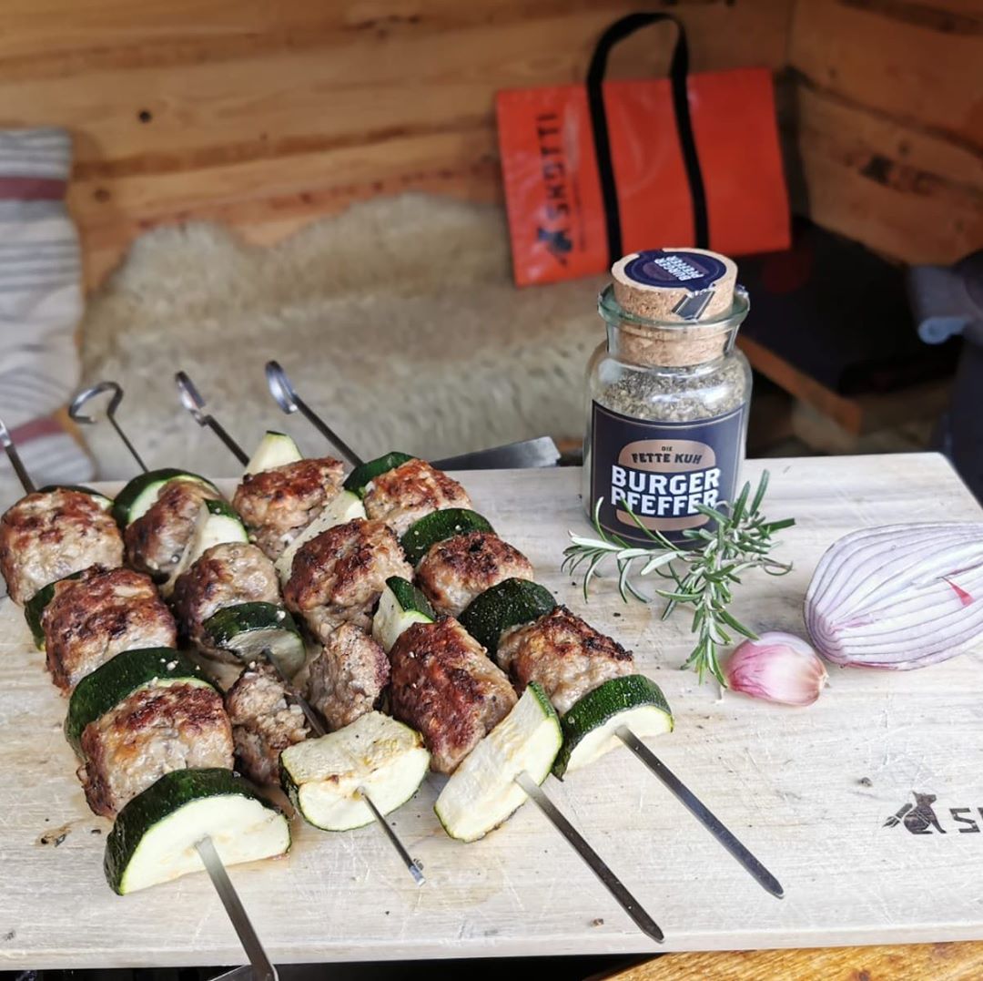 Spieße mit Hackbällchen und Zucchini