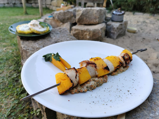 Hähnchenspieß vom Grill mit Mango und Currylinsen