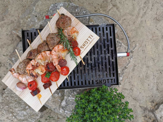 Surf and Turf Spieße auf einem SKOTTI Holzbrettchen serviert