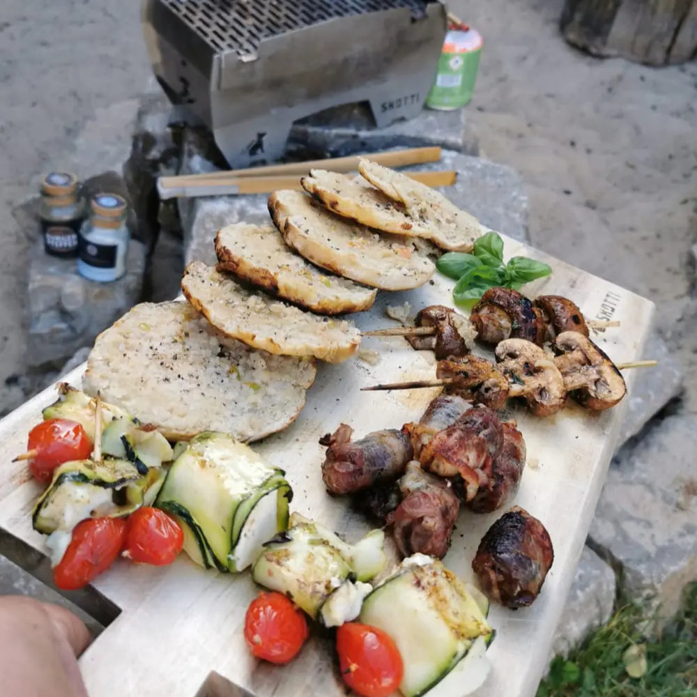 Tapas und frisch gebackenes Brot vom Grill