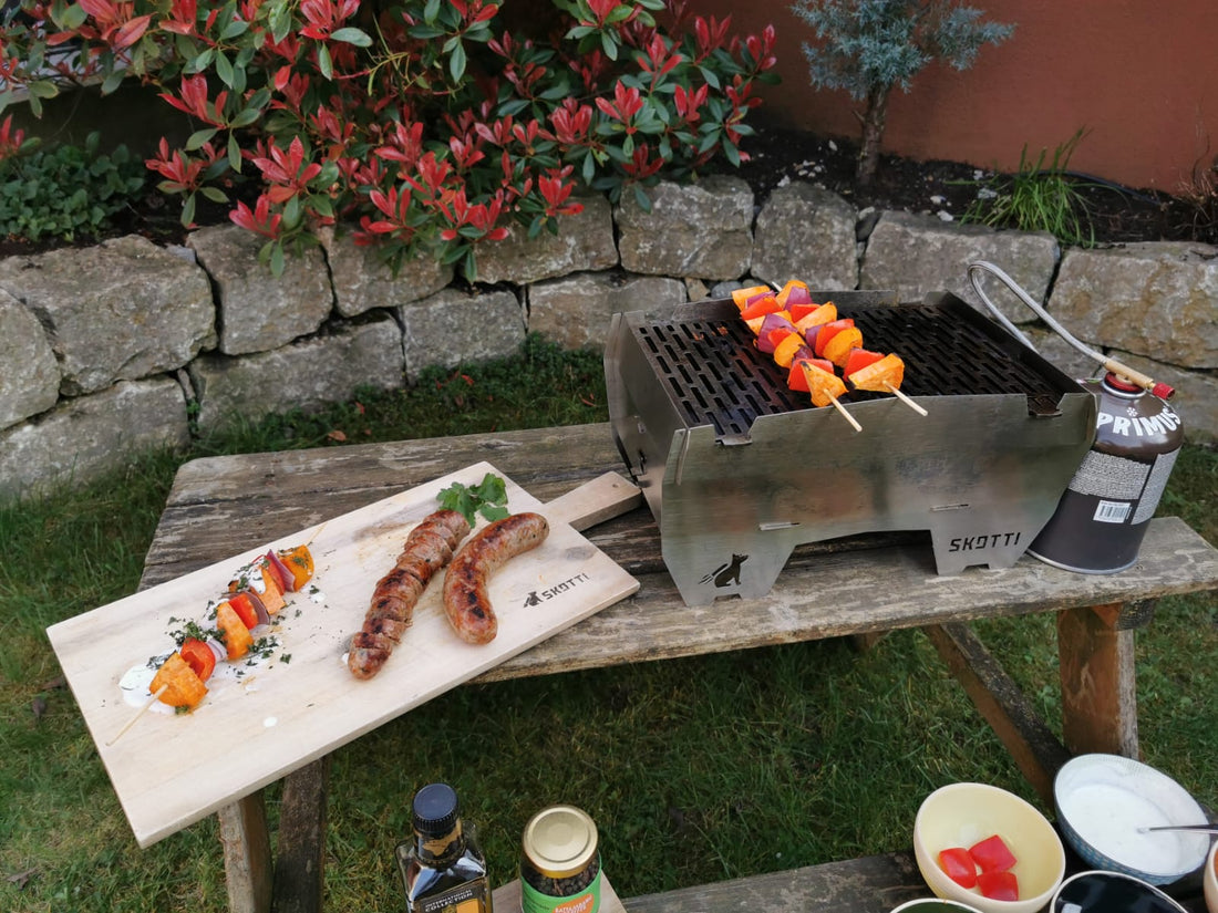 Wildbratwurst Rezept mit Paprika-Süßkartoffel-Spieß zubereitet auf dem SKOTTI Gasgrill