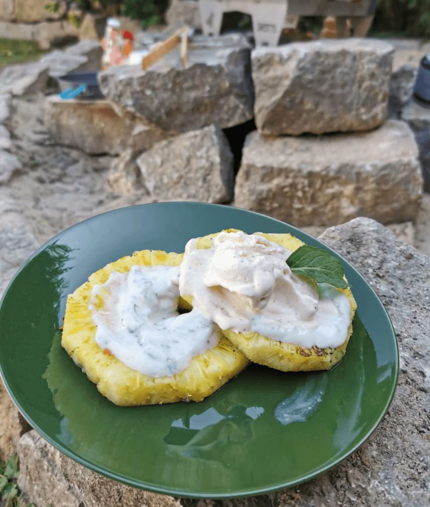 Gegrillte Ananas serviert mit Joghurt und Minze