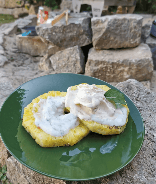 Gegrillte Ananas serviert mit Joghurt und Minze