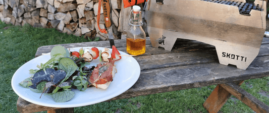 Hähnchen Saltimbocca angerichtet auf einem Teller zubereitet auf dem SKOTTI 