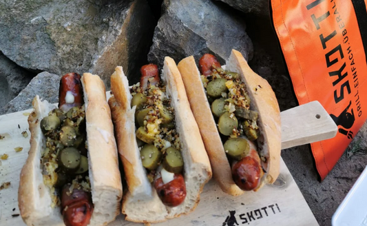 Hot Dog vom SKOTTI Grill zum Essen angerichtet