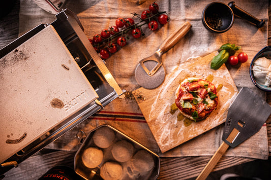 Pizzastein reinigen nach dem Backen einer Pizza